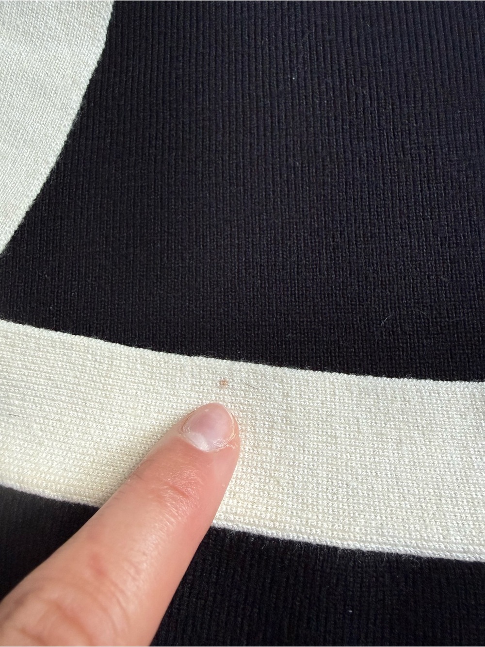 Black & Cream Bow-Shoulder Sweater - Entro - Picture 4 of 5